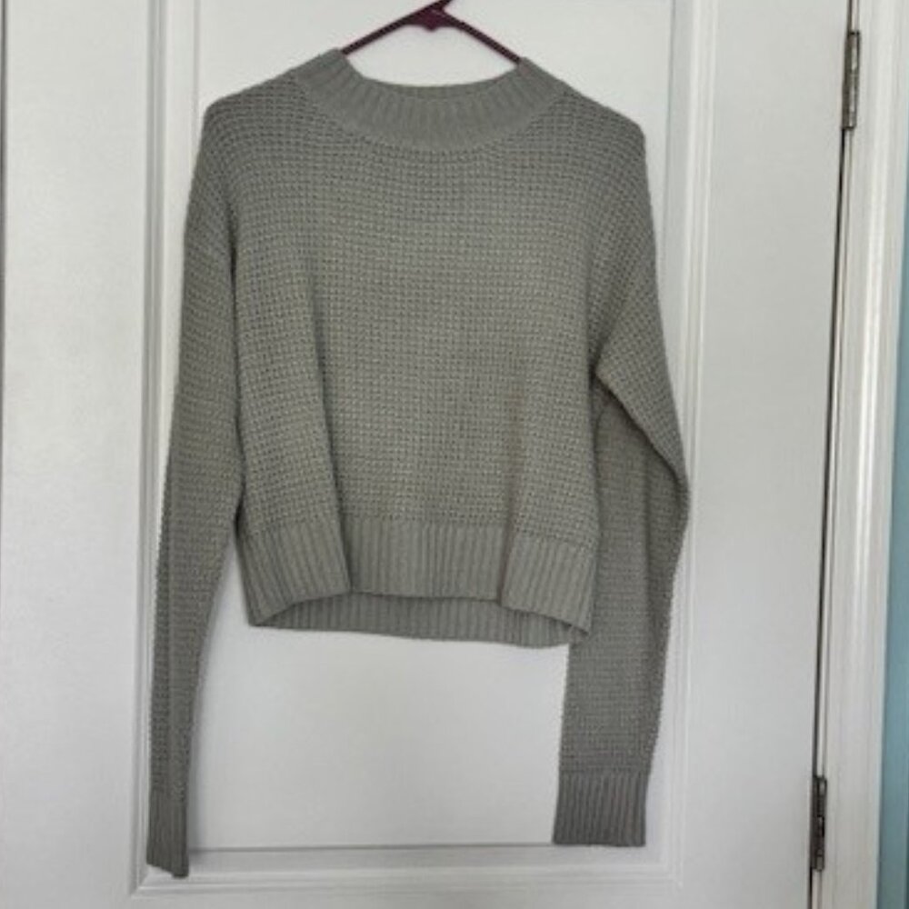 LULUS Grey knit cropped sweater with ribbed crew neck. Size Small